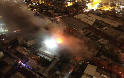 Bomberos ya controlaron incendio en el Mercado 4: Las llamas consumieron Feria Aragón