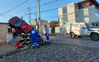 Aparatoso accidente en Asunción: Vehículo terminó “parado” por el portón de una vivienda