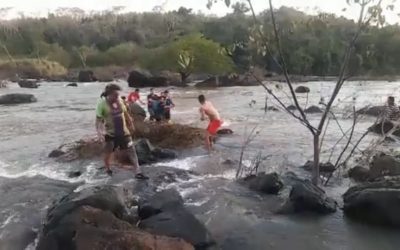 Buscan a niño desaparecido en el río Acaray de CDE tras incidentada apertura de compuertas