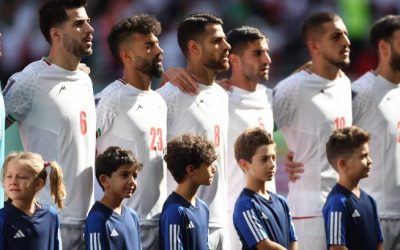 Jugadores iraníes cantaron el himno tras supuestas amenazas del régimen de su país
