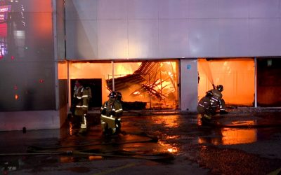 Bomberos sofocan incendio de gran magnitud en local de ropas sobre Aviadores