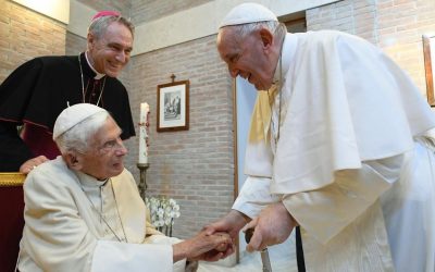 Francisco pide oraciones por la salud de Benedicto XVI