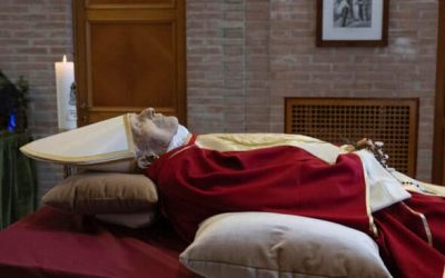 Los restos mortales de Benedicto XVI ya descansan en el Vaticano