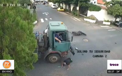 Motociclista sale ileso tras chocar y terminar debajo de un camión